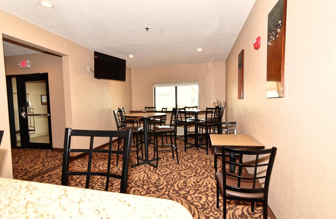 Cobblestone Inn&Suites - Clarion Extérieur photo